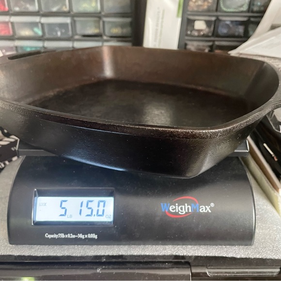 Lodge black cast iron square pan - Picture 8 of 8